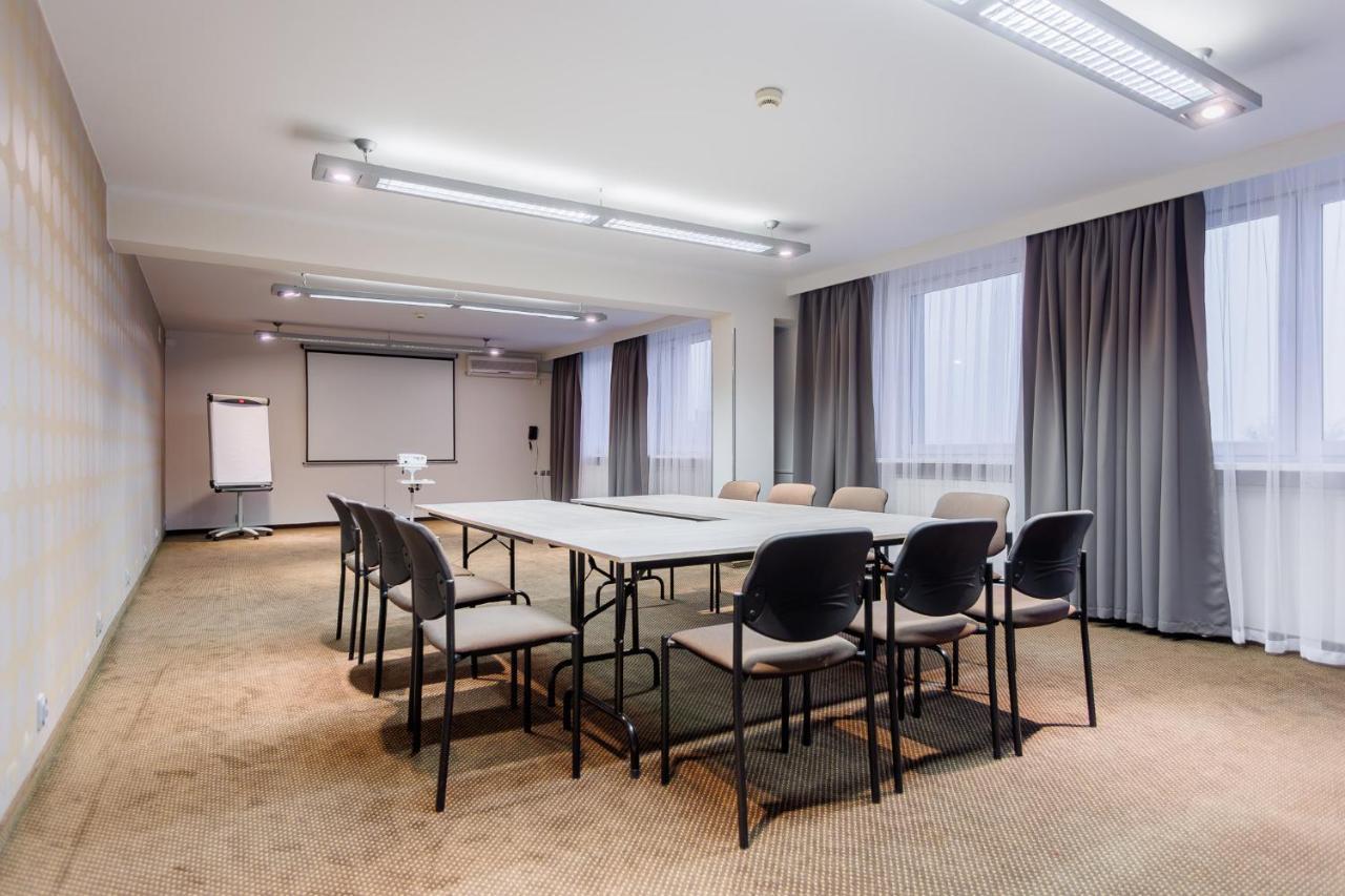 Hotel Tarnovia Tarnów Buitenkant foto