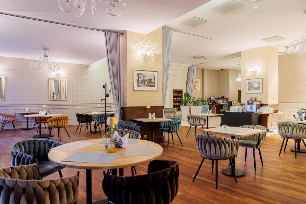 Hotel Tarnovia Tarnów Buitenkant foto