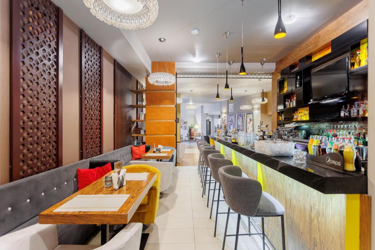 Hotel Tarnovia Tarnów Buitenkant foto