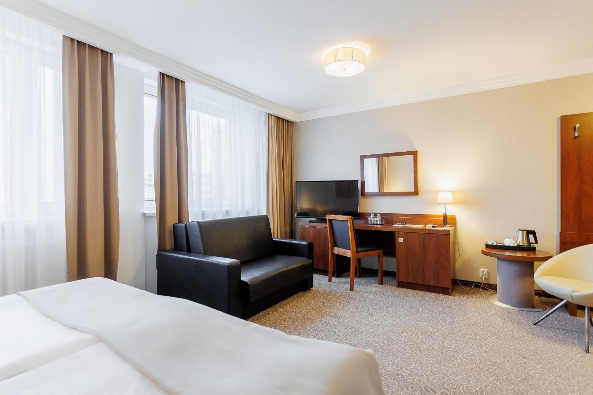 Hotel Tarnovia Tarnów Buitenkant foto