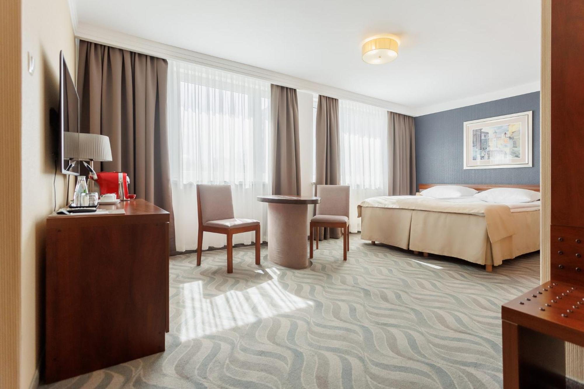 Hotel Tarnovia Tarnów Buitenkant foto