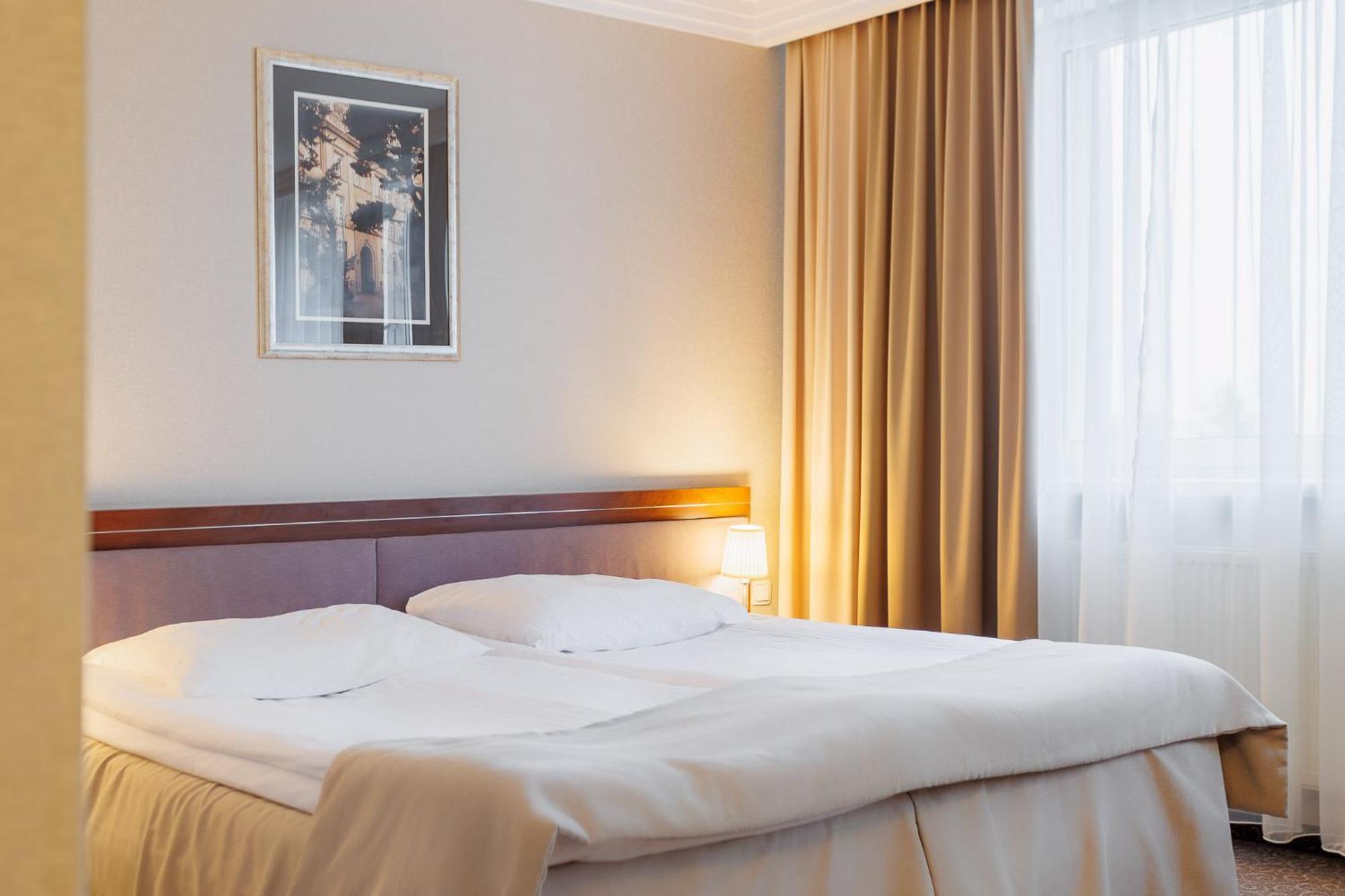 Hotel Tarnovia Tarnów Buitenkant foto
