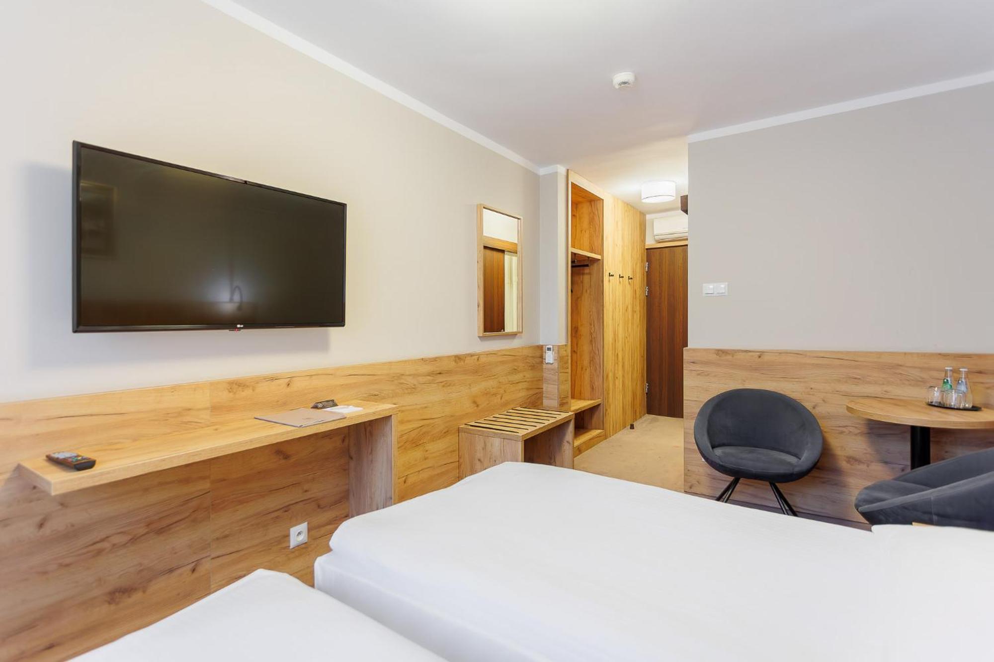 Hotel Tarnovia Tarnów Buitenkant foto