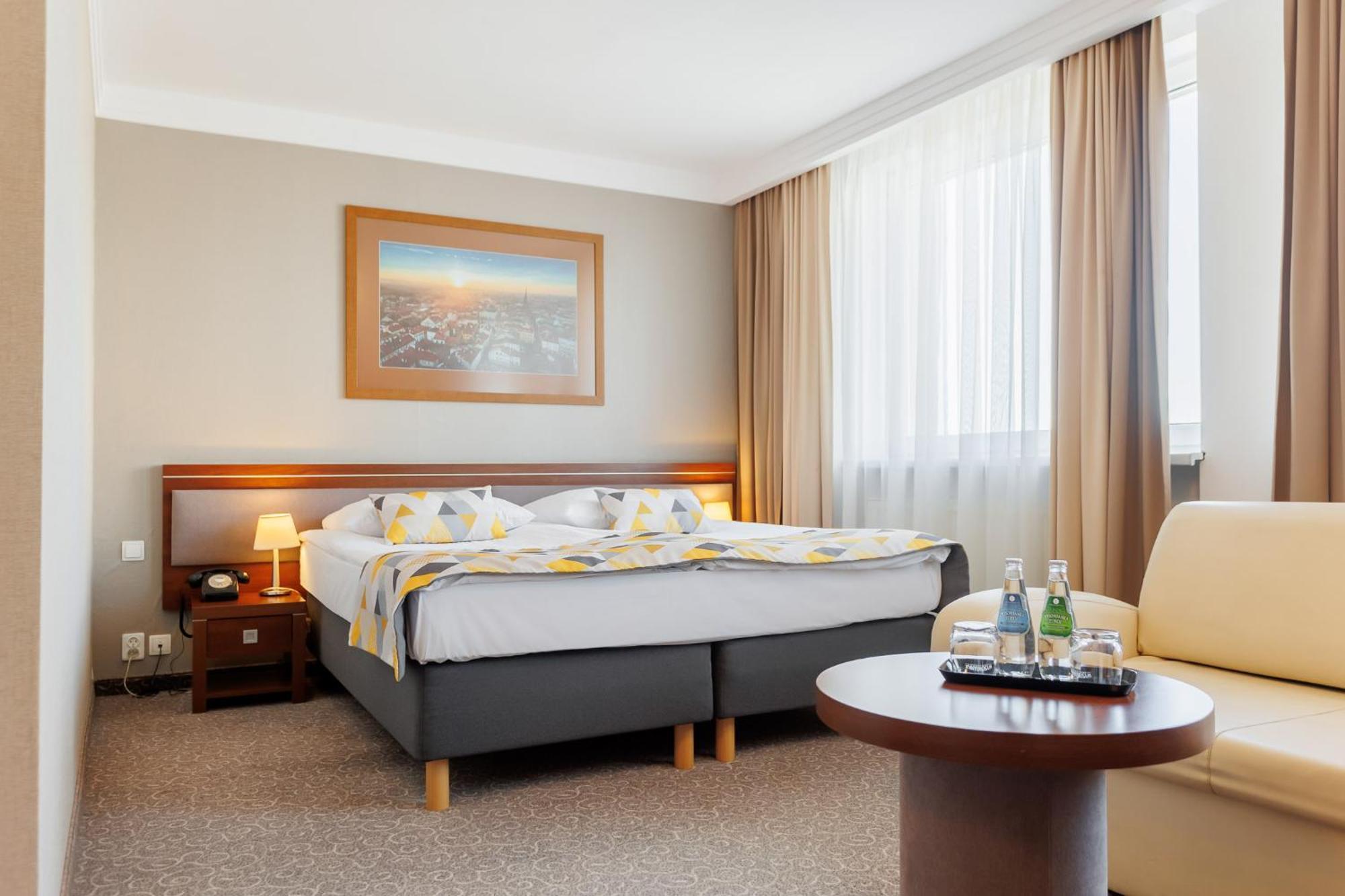Hotel Tarnovia Tarnów Buitenkant foto