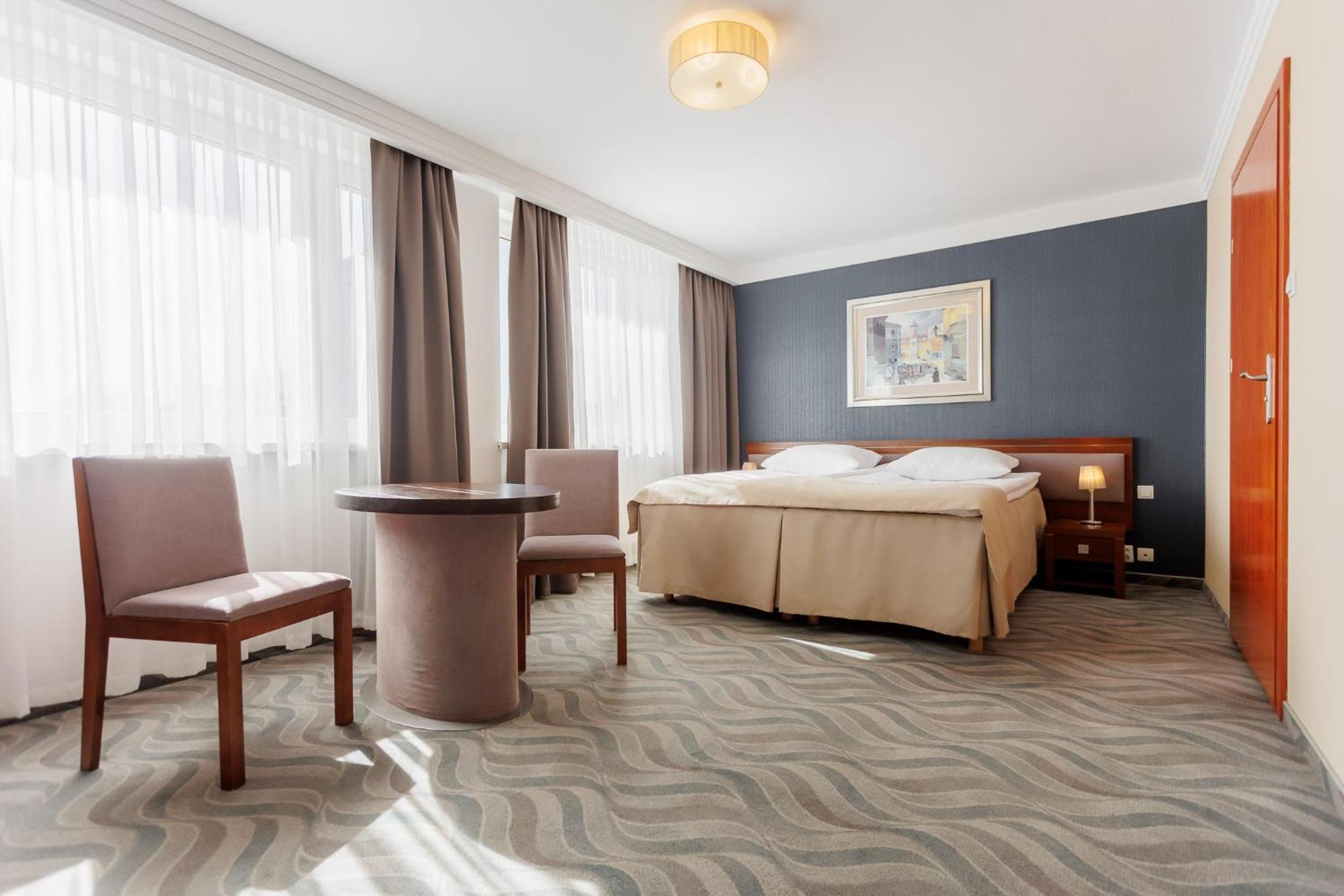Hotel Tarnovia Tarnów Buitenkant foto