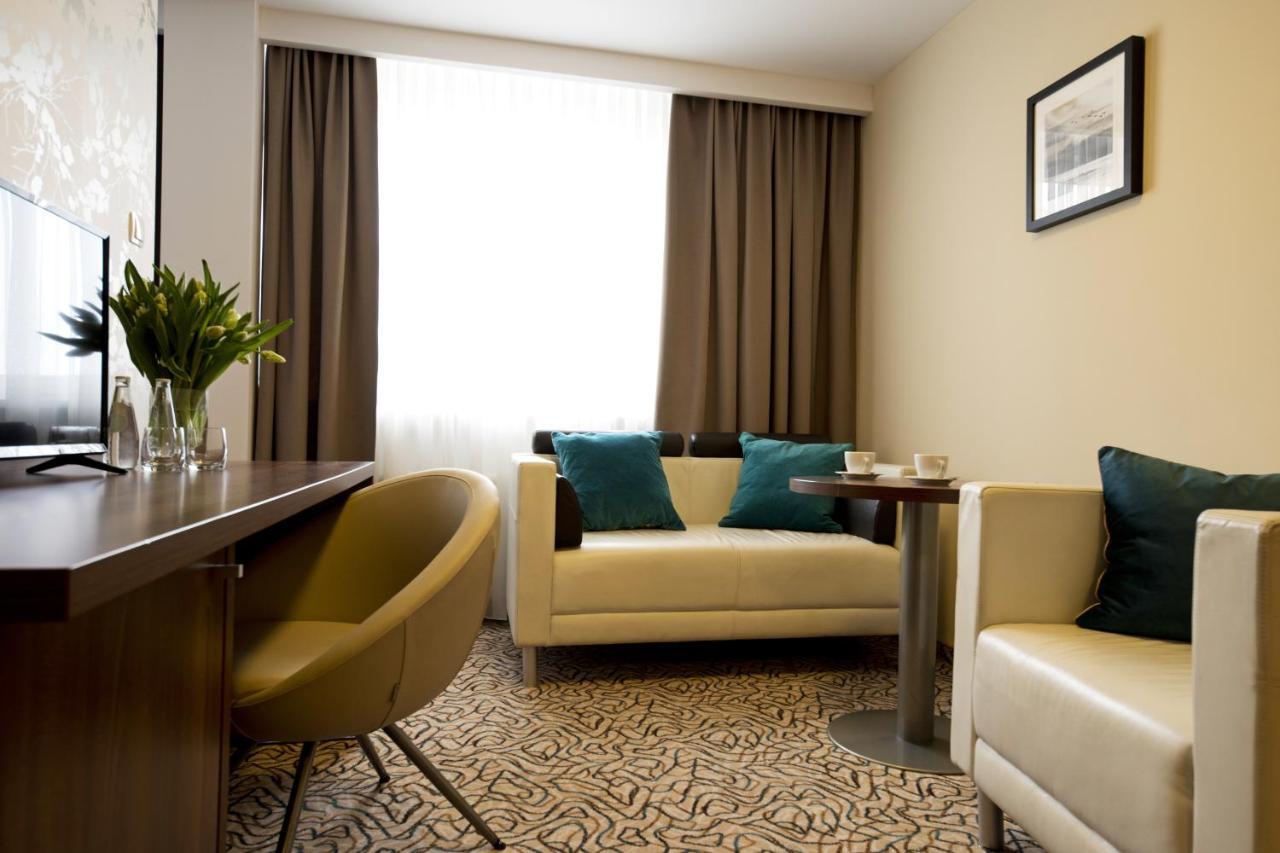 Hotel Tarnovia Tarnów Buitenkant foto