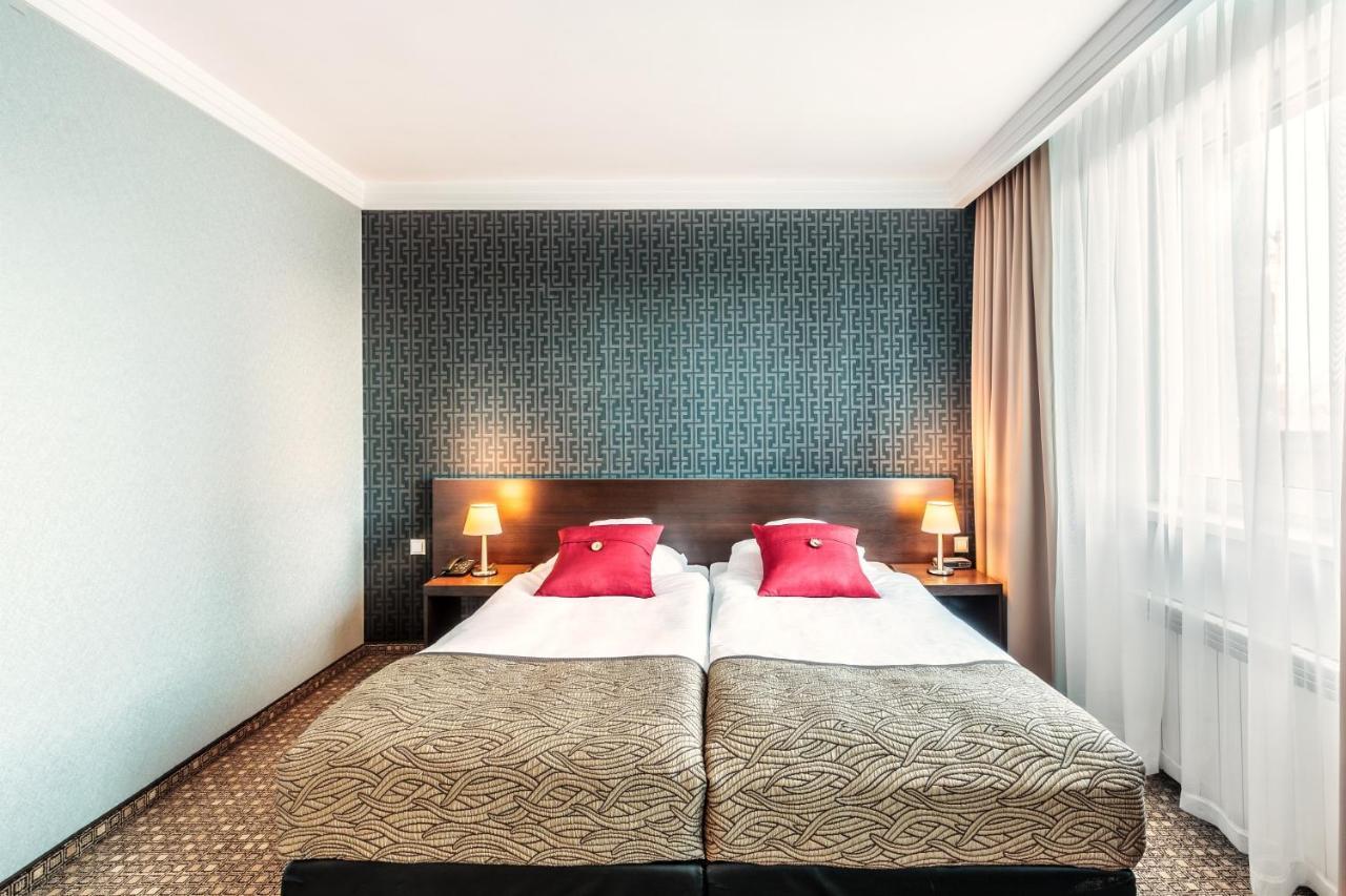 Hotel Tarnovia Tarnów Buitenkant foto