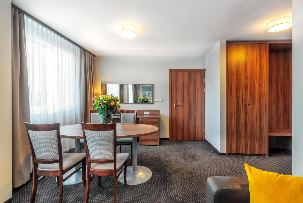 Hotel Tarnovia Tarnów Buitenkant foto