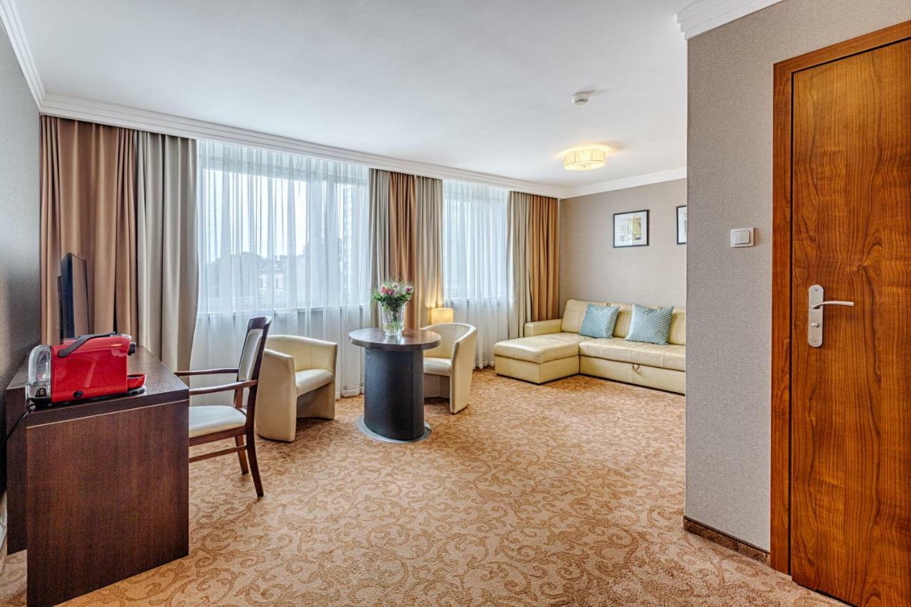Hotel Tarnovia Tarnów Buitenkant foto